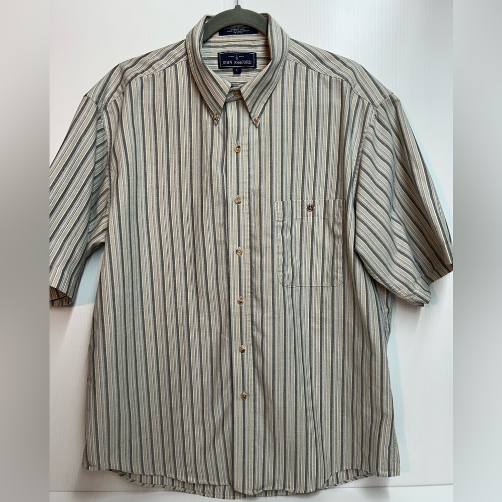 Men’s wrinkle free button down short sleeve shirt large